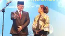 Edhy Prabowo mempersilahkan Susi Pudjiastuti menyampaikan sambutan pada acara serah terima jabatan (Sertijab) Menteri Kelautan dan Perikanan di Kantor KKP, Jakarta, Rabu (23/10/2019). Edhy menggantikan Susi Pudjiastuti pada Kabinet Indonesia Maju periode 2019-2024. (Liputan6.com/Herman Zakharia)