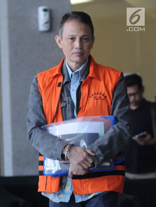 Direktur Teknologi PT Krakatau Steel nonaktif Wisnu Kuncoro usai menjalani pemeriksaan di Gedung KPK, Jakarta, Rabu (19/6/2019). Wisnu diperiksa sebagai tersangka terkait dugaan menerima suap pengadaan barang dan jasa. (merdeka.com/Dwi Narwoko)