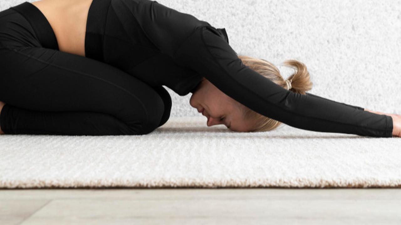 7 Gerakan Yoga yang Bisa Dilakukan Pagi Hari untuk Meredakan Stres dan Kecemasan