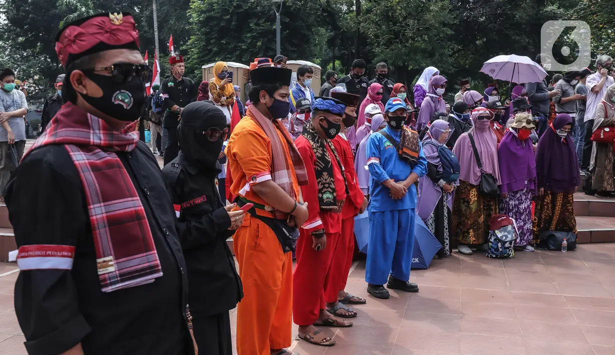 Sejumlah peserta saat mengikuti deklarasi Koalisi Aksi Menyelamatkan Indonesia (KAMI) di Tugu Proklamasi, Jakarta, Selasa (18/8/2020). Dalam deklarasi ini sejumlah tokoh  hadir dan ikut menjadi deklarator maklumat menyelamatkan Indonesia. (Liputan6.com/Faizal Fanani)