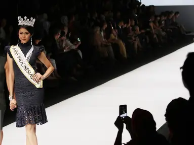Desainer berpose bersama Miss Indonesia 2016, Natasha Mannuela Halim saat parade desainer dalam pembukaan Jakarta Fashion Week 2017 di Senayan City, Jakarta, Sabtu (22/10 (Liputan6.com/Immanuel Antonius)