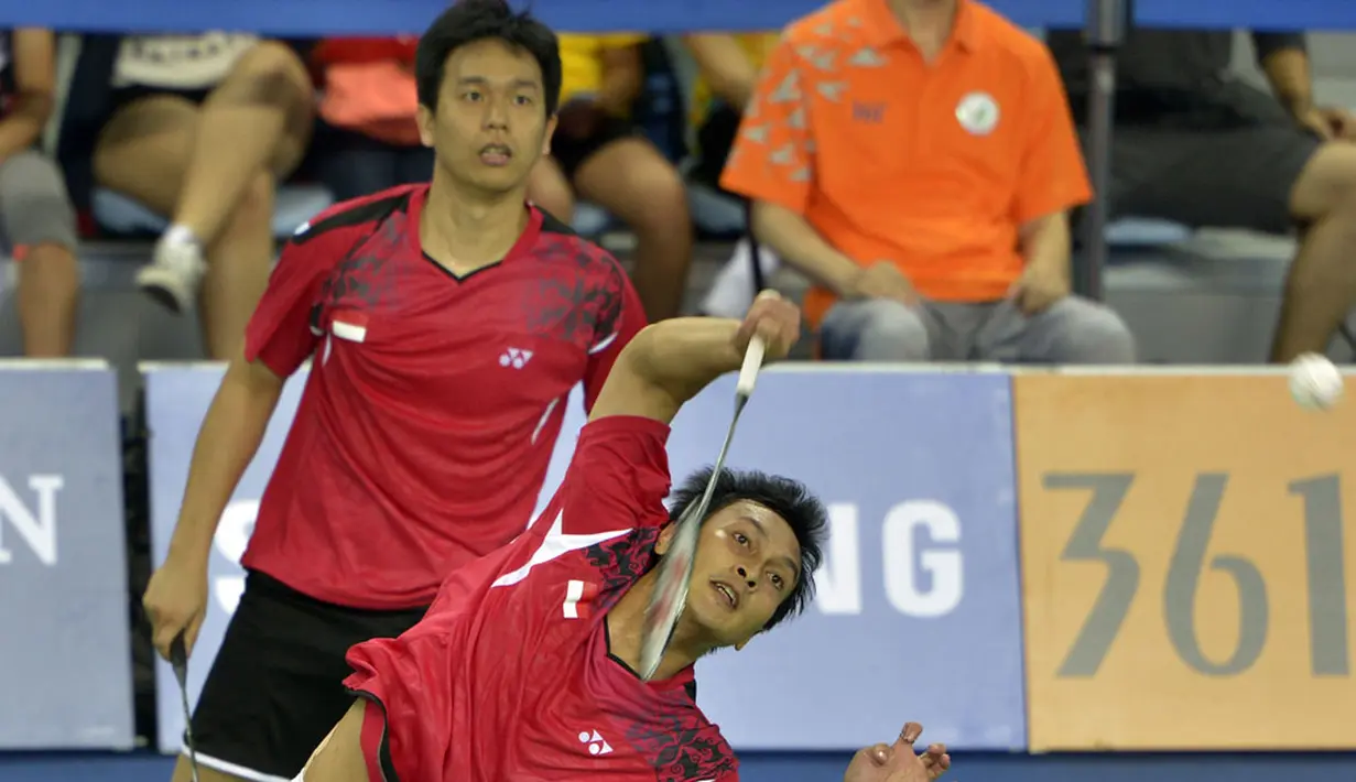 Ganda Putra Indonesia Muhamad Ahsan dan Hendra Setiawan mengembalikan kok ke arah ganda Korsel Yongdae Lee dan Yeonseong Yoo pada final Ganda Putra Asian Games ke-17 di Gyeyang Gymnasium, Incheon, Korsel, (28/9). (ANTARA FOTO/Saptono)