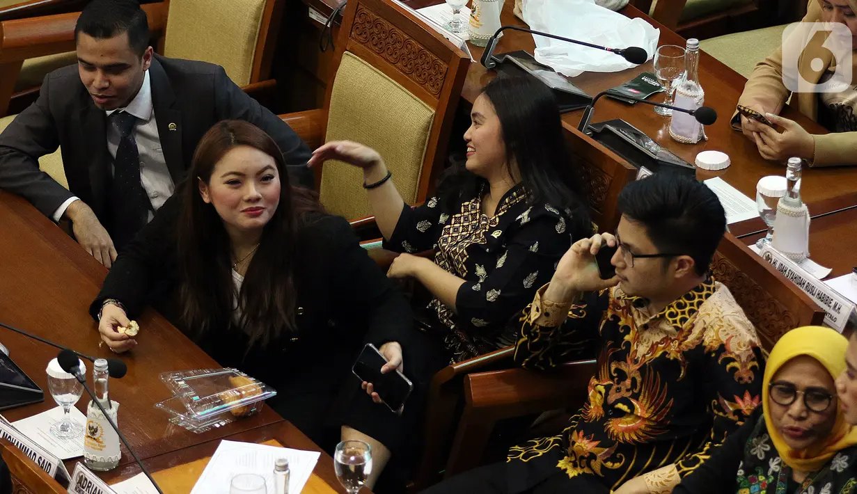 Anggota dewan DPR RI, Hillary Brigitta Lasut mengikuti Sidang Paripurna ke-3 Masa Persidangan I Tahun Sidang 2019-2020, di Kompleks Parlemen, Jakarta, Selasa (22/10/2019). Sidang membahas surat Presiden terkait pemberhentian Kapolri Jenderal Pol Tito Karnavian. (Liputan6.com/Johan Tallo)