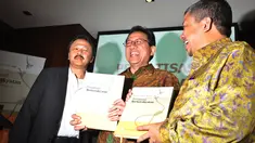 Dr Tito Sulistio (kiri) membagikan buku kepada Irman Gusman (tengah) dan Fahry Hamzah saat peluncuran buku berjudul "Privatisasi Berkerakyatan" di Hotel Mandarin, Jakarta, Jumat (20/3/2015). (Liputan6.com/Faizal Fanani)