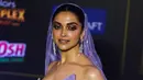 Aktris Bollywood, Deepika Padukone berpose saat menghadiri International Indian Film Academy (IIFA) ke-20 di NSCI Dome di Mumbai (19/9/2019). Deepika tampil cantik mengenakan gaun bulu berwarna ungu dengan kerudung panjang dan anting-anting besar. (AFP Photo/Punit Paranjpe)