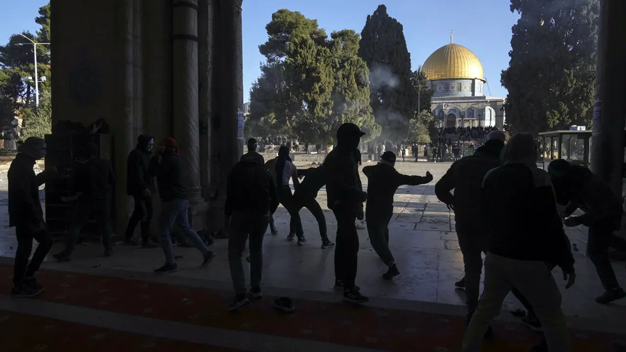 FOTO: Bentrok Warga Palestina dengan Pasukan Keamanan Israel di Kompleks Masjid Al Aqsa