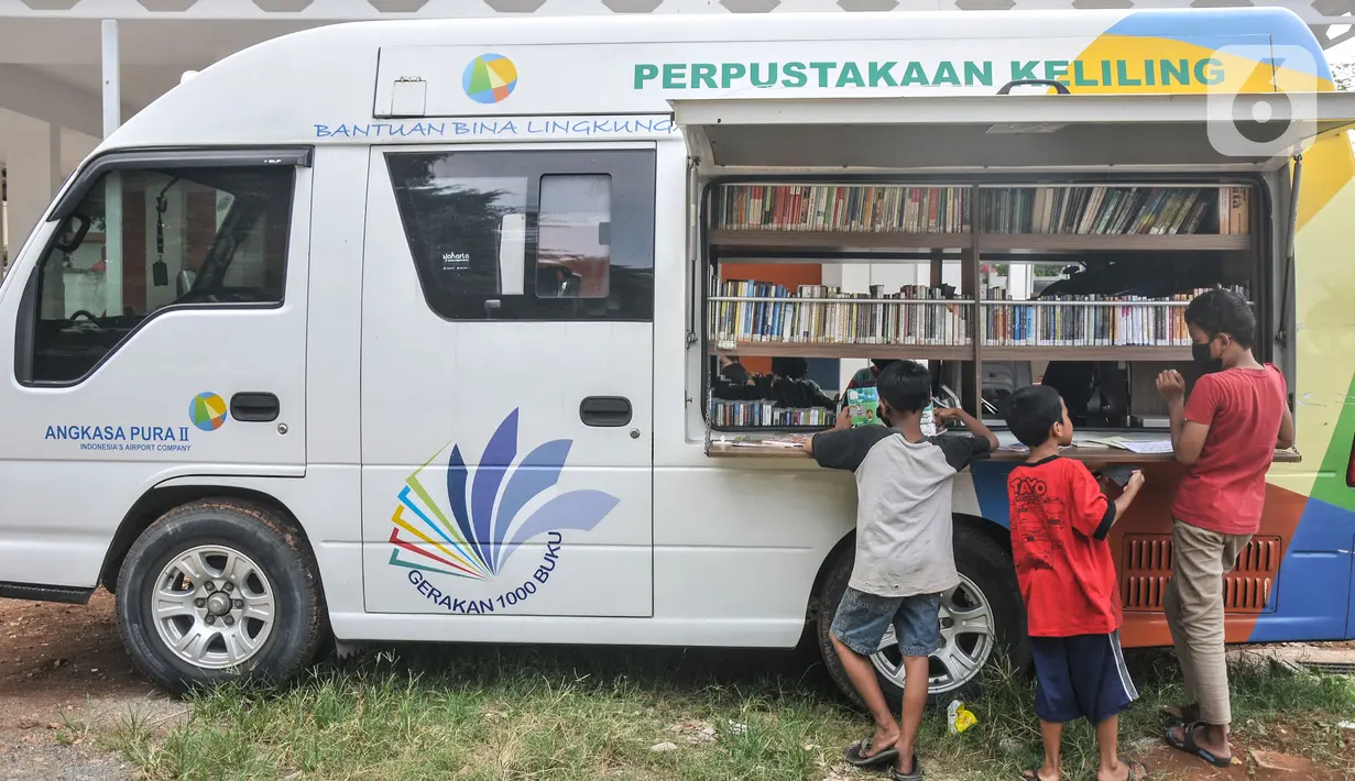 Anak-anak membaca buku di Perpustakaan Keliling kawasan Jatinegara, Jakarta, Rabu (29/9/2021). Mobil Perpustakaan Keliling yang difasilitasi Dinas Perpustakaan dan Kearsipan DKI itu merupakan sarana dan upaya pemerintah dalam meningkatkan minat baca anak sejak dini. (merdeka.com/Iqbal S Nugroho)