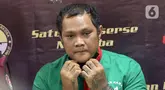 Penyanyi dan Musisi, Virgoun Tambunan saat dihadirkan saat konferensi pers kasus narkotika di Polres Metro Jakarta Barat, Jakarta, Selasa (25/6/2024). (Liputan6.com/Herman Zakharia)
