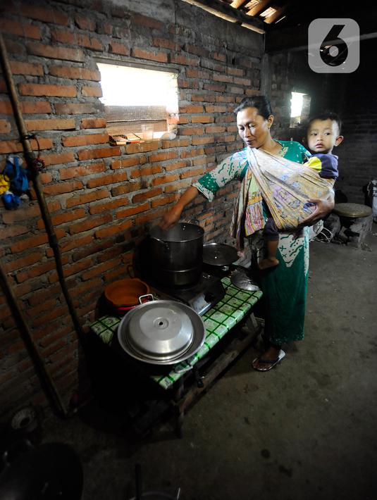 <p>Sekitar 70 kepala keluarga di desa ini memanfaatkan kotoran sapi perah yang dimasukkan ke dalam reaktor sehingga menghasilkan biogas sebagai pengganti liquefied petroleum gas (LPG) untuk kebutuhan rumah tangga. (merdeka.com/Arie Basuki)</p>