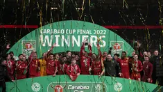 Pemain Liverpool merayakan dengan trofi piala Carabao Cup usai pertandingan Final Carabao Cup di Stadion Wembley, London, Senin (28/2/2022). Liverpool memenangkan adu penalti 11-10 setelah pertandingan berakhir imbang 0-0. (AP Photo/Alastair Grant)