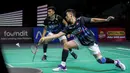 Pebulu tangkis ganda putra Indonesia, Bagas Maulana/Muhammad Shohibul Fikri berusaha menjangkau kok saat bertanding melawan pasangan Denmark, Kim Astrup/Anders Skaarup Rasmussen pada babak perempat final Indonesia Open 2024 di Istora Senayan, Jakarta, Jumat (07/06/2024). (Bola.com/Bagaskara Lazuardi)