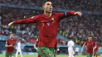 Pemain Portugal Cristiano Ronaldo merayakan gol keduanya ke gawang Prancis pada pertandingan Grup F Euro 2020 di Puskas Arena, Budapest, Kamis, 24 Juni 2021. (Bernadett Szabo, Pool photo via AP)