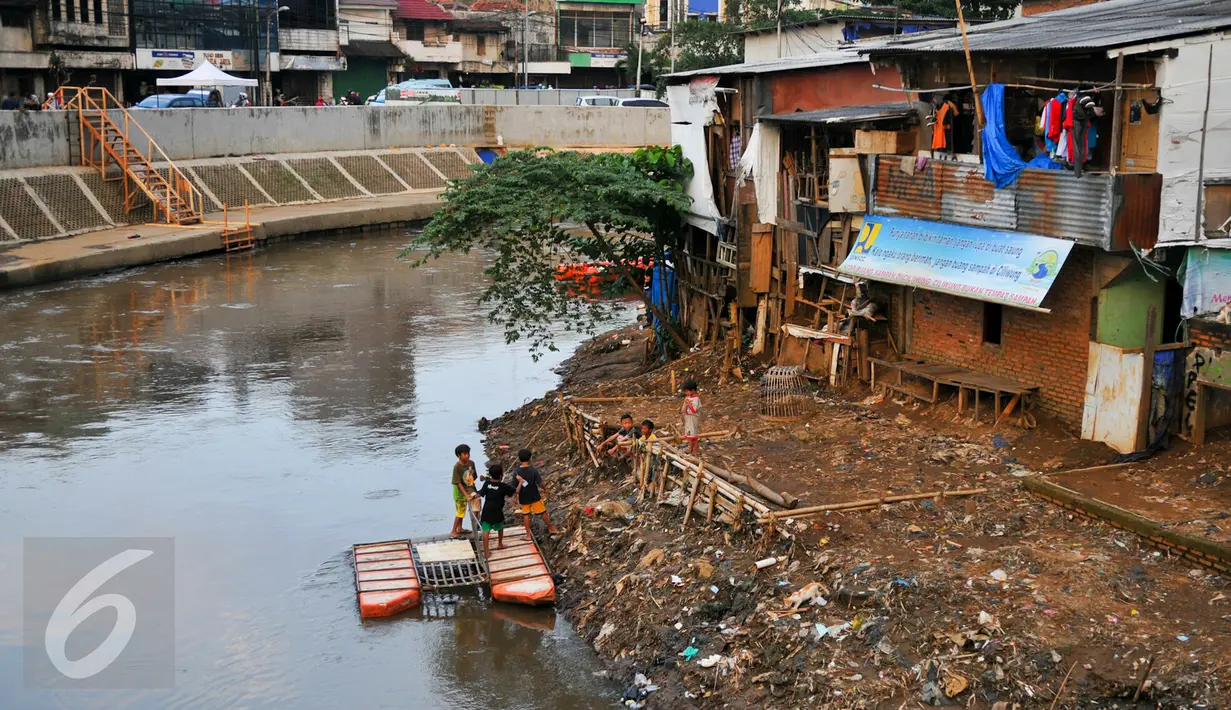 Anak-anak bermain di bantaran sungai Ciliwung, Jakarta, Rabu (18/5/2016). Relokasi warga bantaran sungai Ciliwung akan dilakukan secara bertahap karena rumah susun (rusun) masih dalam tahap pembangunan. (Liputan6.com/Yoppy Renato)