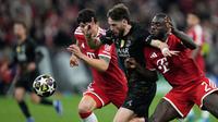 Pemain Bayern Munchen, Dayot Upamecano (kanan), berusaha untuk menghentikan pemain Paris Saint-Germain (PSG), Khvicha Kvaratskhelia, dalam laga leg kedua semifinal Liga Champions 2025/2026 di Allianz Arena, Munchen, Kamis (7/5/2026) dini hari WIB. (AP Photo/Matthias Schrader)