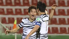 Bek Korea Selatan Kim Jin-su (tengah) berselebrasi setelah mencetak gol ke gawang Suriah pada lanjutan kualifikasi Piala Dunia 2022 zona AFC di Stadion Al-Rashid, di Dubai, Selasa (1/2/2022). Korea Selatan menang atas Suriah 2-0. (AFP/Karim Sahib)