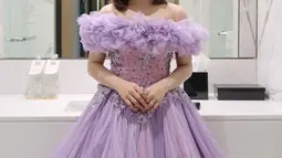 Salah satu warna yang sedang tren saat ini adalah ungu lilac. Tasya pun tak mau ketinggalan memilih gaun dengan warna yang cantik ini. (Liputan6.com/IG/@tasya_ratu_gopo).