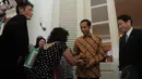 Disela-sela kunjungan Menlu Jepang, Jokowi mendapat karangan bunga, Jakarta, Selasa (12/8/14). (Liputan6.com/Herman Zakharia)