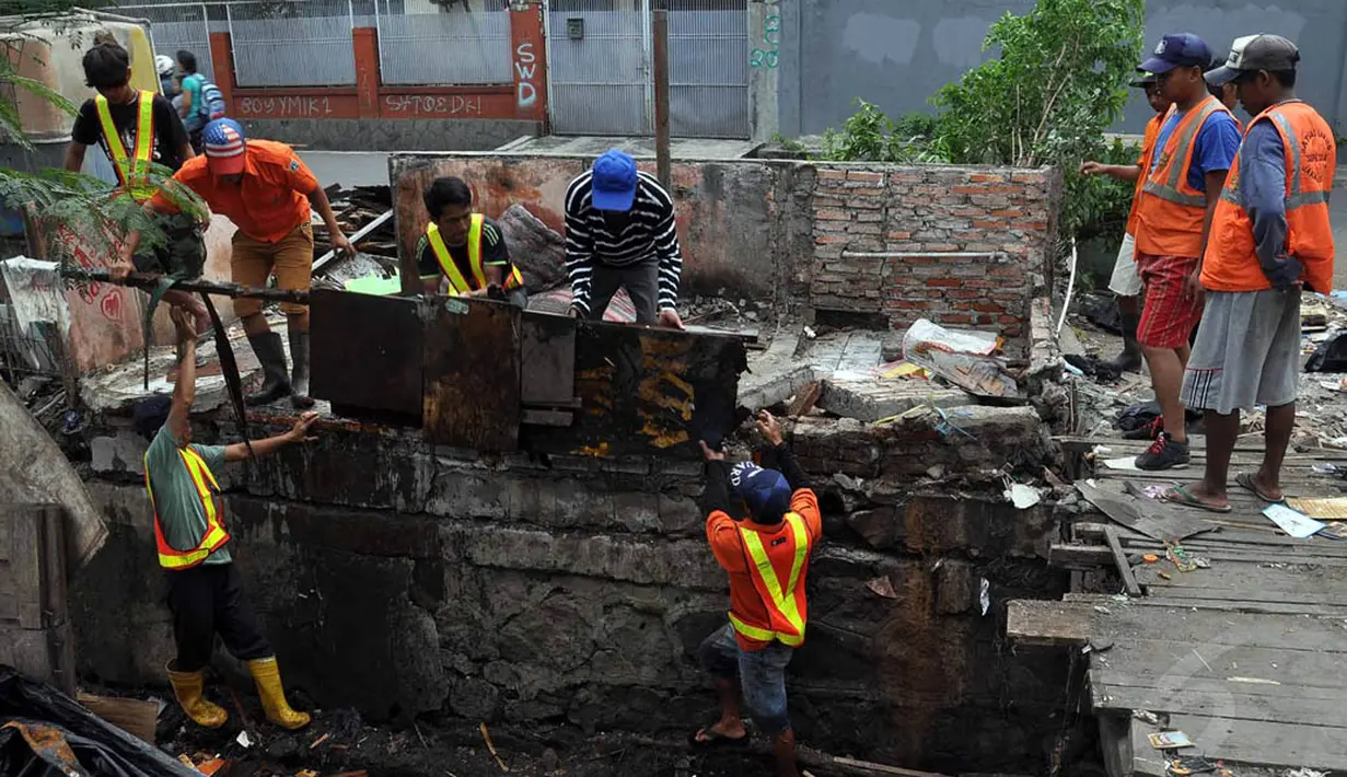 Puluhan bangunan liar tersebut dibongkar karena berdiri di lahan fasilitas sosial dan fasilitas umum, Jakarta, Selasa (19/8/14). (Liputan6.com/Miftahul Hayat)