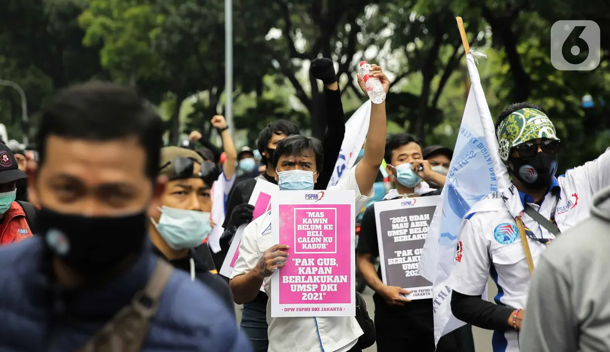 Sejumlah buruh saat melakukan aksi di depan Balai Kota DKI Jakarta, Selasa (26/10/2021). Pada aksi tersebut massa buruh menuntut kenaikan UMP 2022 sebesar 10 persen, berlakukan UMSK 2021 dan mencabut UU Omnibus Law. (Liputan6.com/Faizal Fanani)