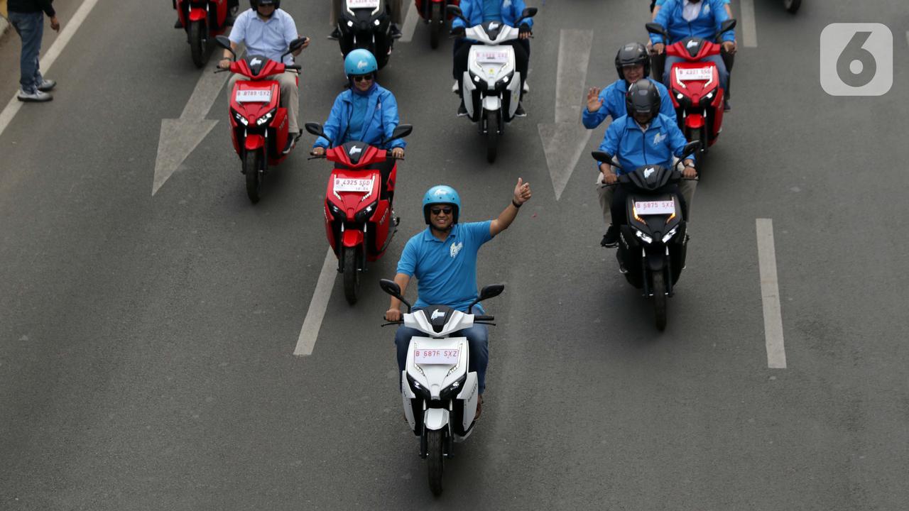 Anies Pimpin Karnaval Kendaraan Listrik