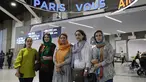 (Dari kiri) Guru bahasa Inggris Hafsa, Najla Latif, Rektor fakultas sains, Naveen Hashim, peneliti dan aktivis hak-hak perempuan, Zakia Abasi, mantan pegawai salon kecantikan dan Muzhgan Feraji, jurnalis TV berpose setibanya mereka di Bandara Roissy-Charles de Gaulle di Roissy, utara ibu kota Prancis setelah dievakuasi dari Pakistan usai melarikan diri dari Taliban, Senin (4/9/2023). (Geoffroy VAN DER HASSELT / AFP)