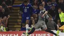 Gelandang Chelsea Ruben Loftus-Cheek dihentikan oleh bek Red Bull Salzburg Strahinja Pavlovic dalam matchday Grup E Liga Champions di Stamford Bridge, Kamis (15/9/2022) dini hari WIB. Chelsea hanya mampu bermain imbang 1-1 dengan RB Salzburg. (AP Photo/Leila Coker)