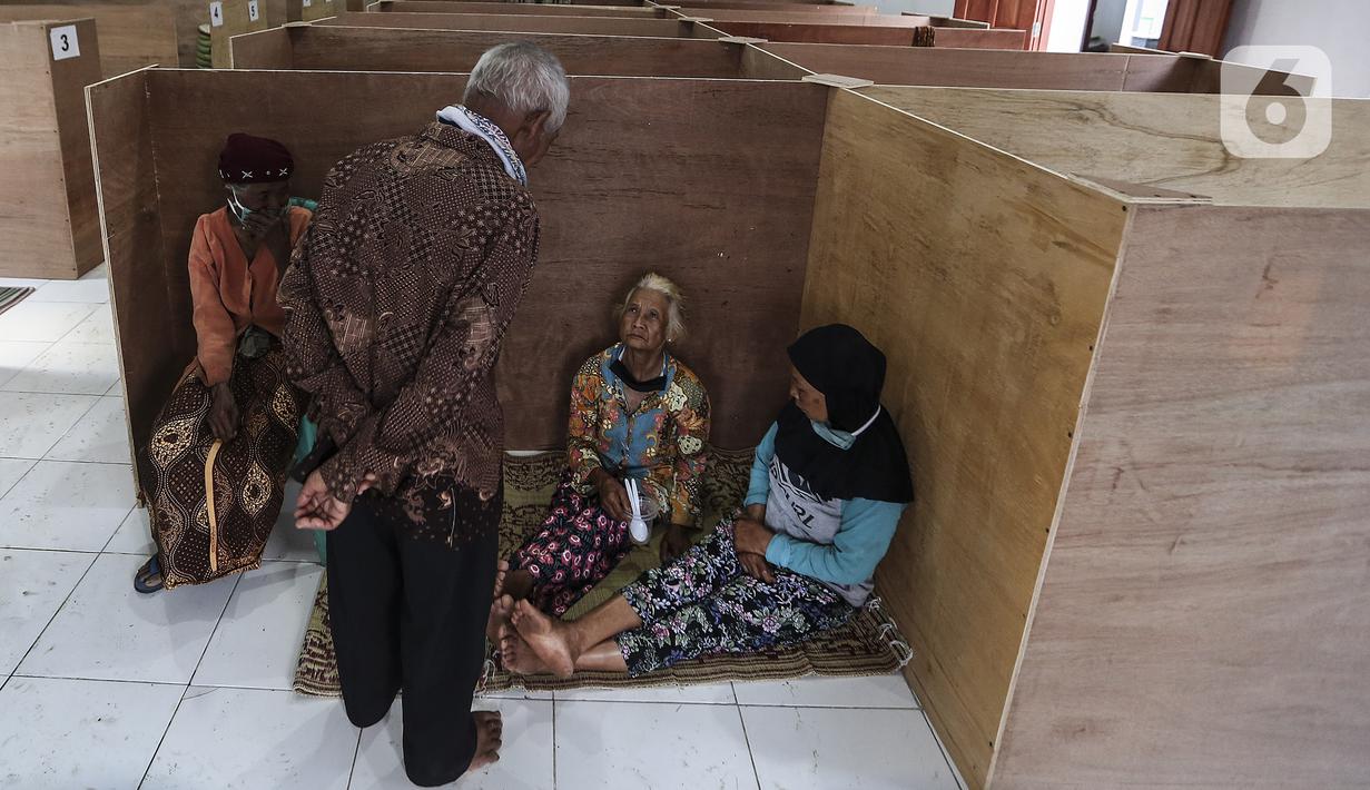 Pengungsi Gunung Merapi berbincang di lokasi pengungsian di Desa Glagaharjo, Sleman, Jawa Tengah, Rabu (18/11/2020). Kondisi Gunung Merapi yang memasuki level siaga membuat beberapa desa dengan radius 5 Km dari puncak Gunung Merapi mengungsikan penduduknya. (Liputan6.com/Johan Tallo)