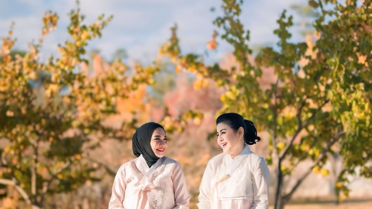 Potret Cantik Mami Rieta Amilia dan Desiree Tarigan Pakai Handbok di Korea, Bestie Awet Muda
