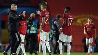 Ole Gunnar Solksjaer memberikan selamat kepada pemain Manchester United setelah mengalahkan Istanbul Basaksehir di ajang Liga Champions. (Oli SCARFF / AFP)