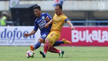 Gelandang Persib, Eka Ramdhani (kiri) berebut bola dengan pemain Sriwijaya FC, Yu Hyunk Doo pada laga pembuka Piala Presiden 2018 di Stadion GBLA, Bandung, Selasa (16/1). Persib unggul 1-0. (Liputan6.com/Helmi Fithriansyah)