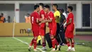 Pemain Timnas Indonesia, Malik Risaldi bersalaman Marselino Ferdinan saat pergantian pemain pada laga uji coba melawan Tanzania di Stadion Madya, Senayan, Jakarta, Minggu (02/06/2024). (Bola.com/Abdul Aziz)