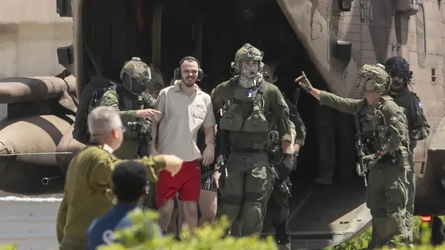 Andrey Kozlov, 27, diculik dari Israel dalam serangan Hamas pada 7 Oktober 2023, tiba dengan helikopter ke Pusat Medis Sheba di Ramat Gan, Israel, Sabtu, 8 Juni 2024.(AP/Tomer Appelbaum)