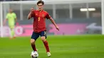 Gelandang Timnas Spanyol Gavi mengontrol bola selama pertandingan semifinal UEFA Nations League melawan Italia di stadion San Siro, di Milan, Rabu (6//9/2021). Wonderkid Barcelona, Gavi mencatatkan sejarah sebagai pemain termuda yang pernah tampil bersama timnas senior Spanyol. (AP/Antonio Calanni)