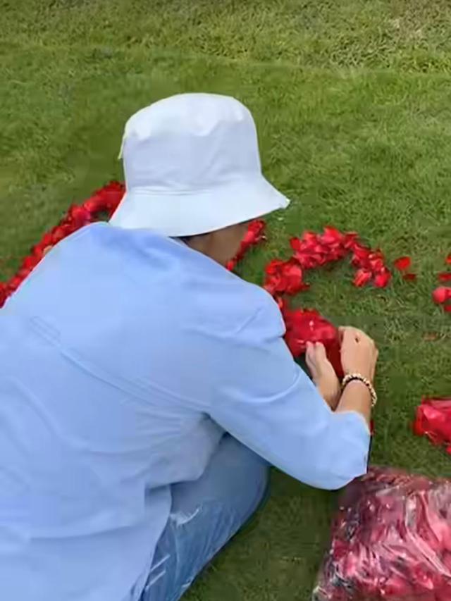 Potret Nurul Arifin sedang membuat ornamen bunga mawar di makam sang anak (Sumber: Instagram/na_nurularifin)