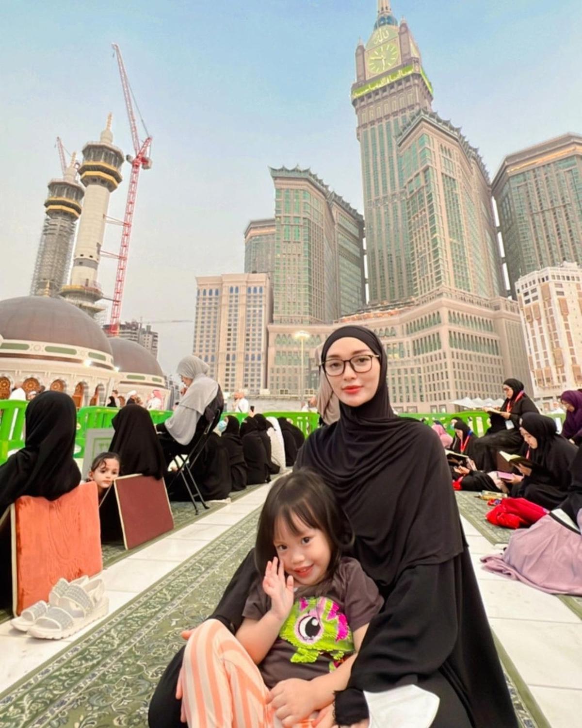 Meski beredar kabar bangkrut akibat penjualan rumahnya yang kontroversial, Zaskia tetap tenang dan fokus pada ibadah umrah.