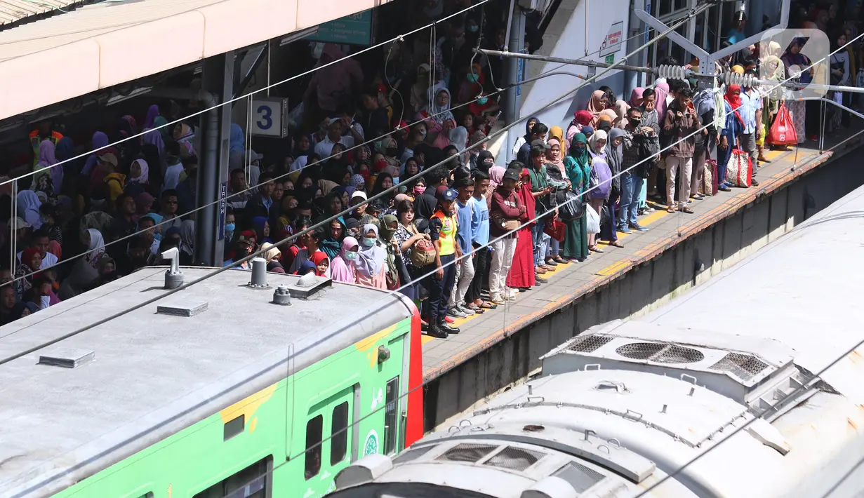 Antrean calon penumpang saat menunggu KRL Commuter Line di Stasiun Tanah Abang, Jakarta, Sabtu (7/3/2020). Masuknya virus Corona atau Covid-19 di Indonesia belum mempengaruhi minat masyarakat untuk tetap bepergian menggunakan transportasi umum. (Liputan6.com/Angga Yuniar)