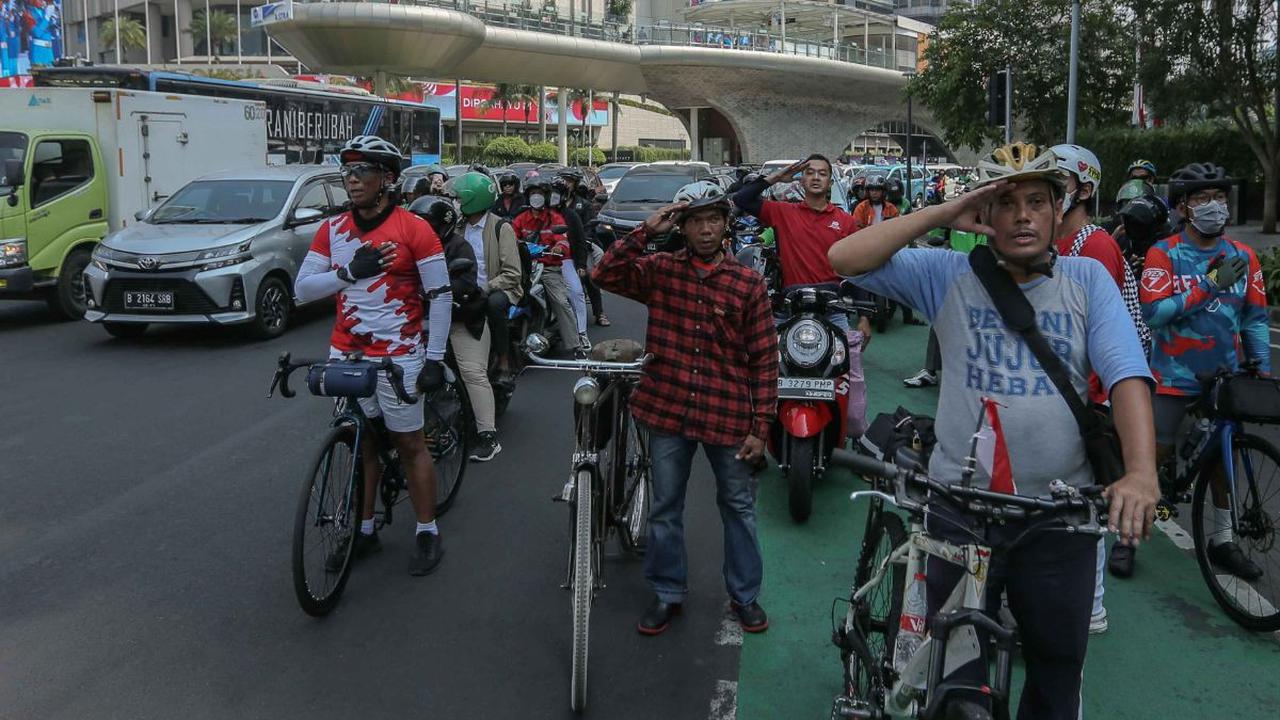 Para pengendara berhenti selama tiga menit saat prosesi mengheningkan cipta untuk menghormati detik-detik proklamasi dalam HUT ke-78 Kemerdekaan RI di kawasan Bundaran HI, Jakarta, Kamis (17/8/2023).