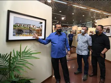 Direktur Utama Bank BTN Haru Koesmahargyo Bersama Corporate Secretary Bank BTN Ari Kurniaman meninjau Pameran Foto Anugerah Jurnalistik Bank BTN Tahun 2022 di Menara BTN, Jakarta, Kamis (10/3/2022). (Liputan6.com/HO/BTN)