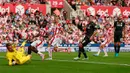 Kiper Liverpool, Simon Mignolet mengamankan bola yang ditendang oleh pemain Stoke, Mame Biram pada laga Liga Premier Inggris di Britannia Stadium, Inggris, Minggu (9/8/2015). Stoke kalah 0-1 dari Liverpool. (Action Images via Reuters/Jason Cairnduff) 