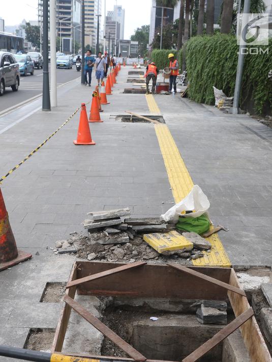 Pekerja tengah mengerjakan peremajaan gorong-gorong di kawasan Thamrin, Jakarta, Selasa (15/1).Peremajaan dilakukan untuk mengantisipasi terjadinya penyumbatan saluran yang dapat menyebabkan banjir di kawasan tersebut. (Liputan6.com/Angga Yuniar)