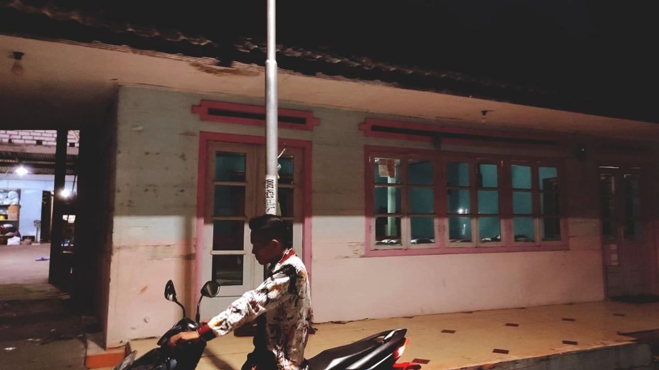 Panji Gumilang merupakan anak kedua dari empat bersaudara. Dulu, dia tinggal di rumah berukuran 10 meter kali 50 meter. Rumah itu terlihat sederhana dan terbuat dari kayu tua.