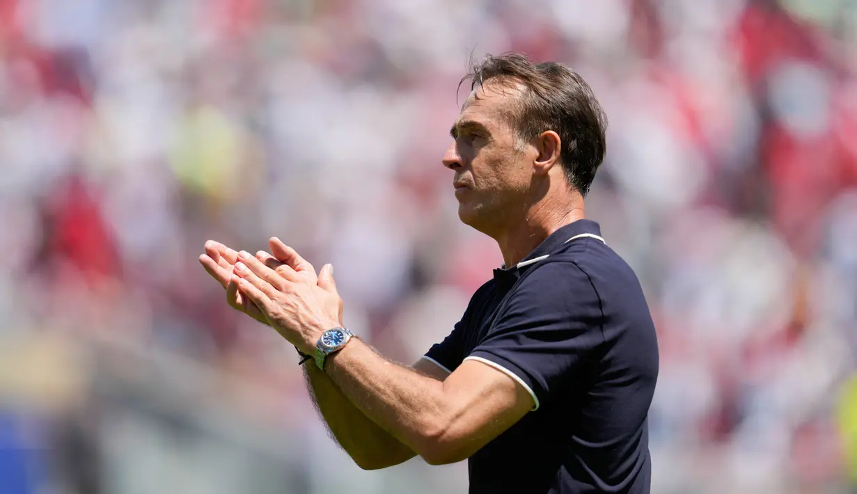 Paelatih Qatar, Julen Lopetegui, memberikan aplaus setelah laga melawan Swiss pada matchday pertama Grup B Piala Dunia 2026 di Levi's Stadium, Santa Clara, Minggu (14/6/2026) dini hari WIB. (AP Photo/Eugene Hoshiko)