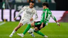 Trent Alexander-Arnold dari Real Madrid, kiri, dan Abde Ezzalzouli dari Betis berebut bola selama pertandingan  La Liga antara Real Betis dan Real Madrid di Sevilla, Spanyol, Sabtu (25-4-2026) dini hari WIB. (AP Photo/Jose Breton)