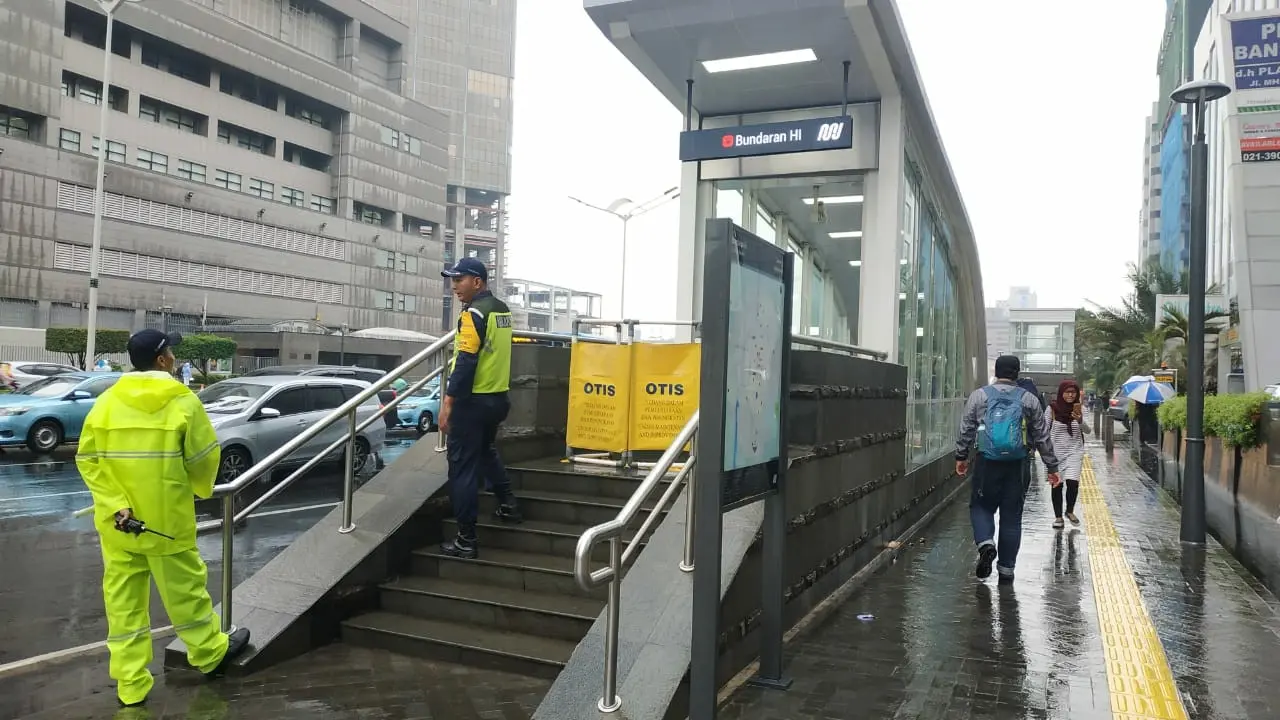 Pintu eskalator di Stasiun MRT Bundaran HI ditutup karena hujan.