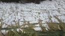 Orang-orang berjemur di semenanjung Sirmione, di danau Garda, Italia, Jumat (12/8/2022). Permukaan air Danau Garda telah turun secara kritis menyusul kekeringan parah yang mengakibatkan munculnya bebatuan di sekitar Semenanjung Sirmione. (AP Photo/Antonio Calanni)