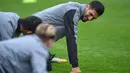 Gelandang Liverpool, Emre Can, tersenyum saat mengikuti sesi latihan jelang laga Liga Champions di Melwood, Liverpool, Senin (25/9/2017). Liverpool akan berhadapan dengan Spartak Moskow. (AFP/ Paul Ellis)