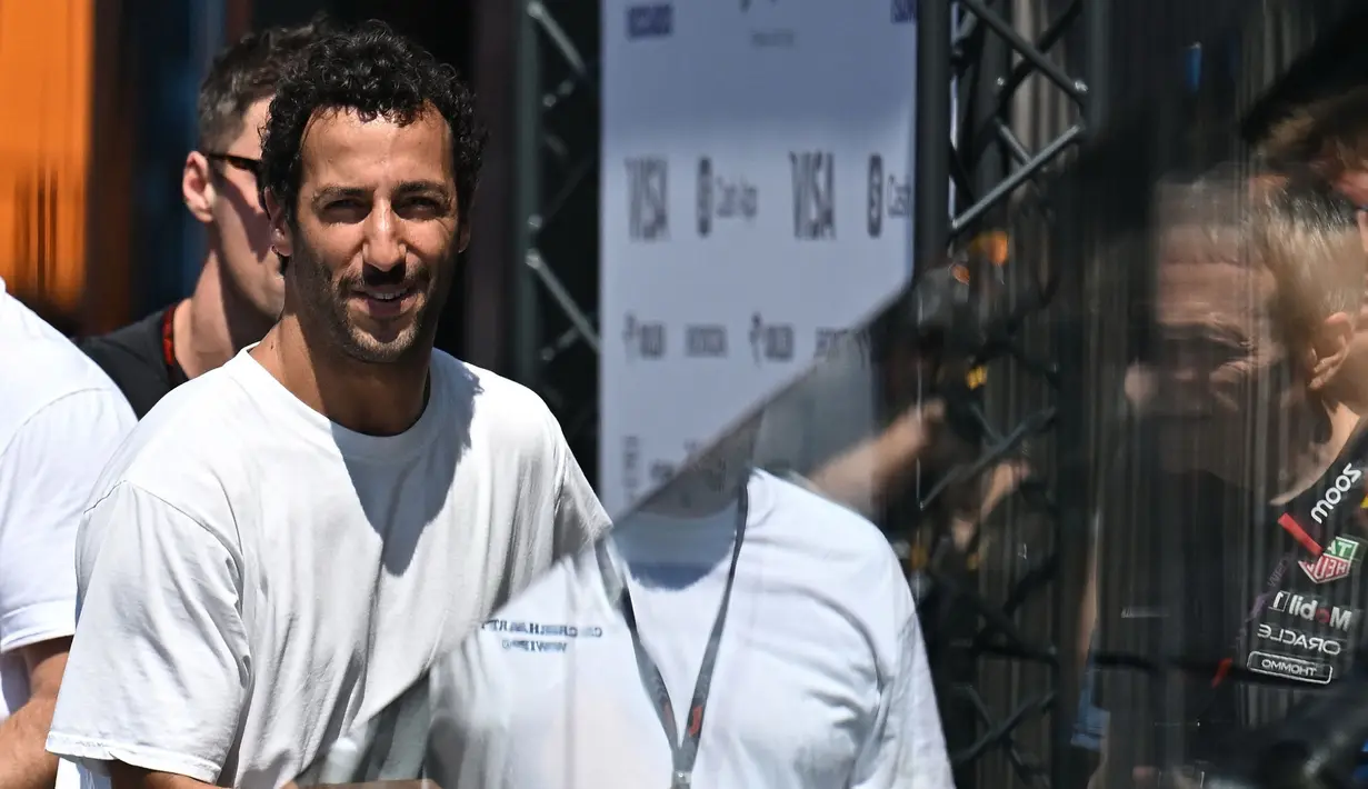 Pembalap RB asal Australia, Daniel Ricciardo tiba di lintasan balap Hungaroring di Mogyorod dekat Budapest pada 18 Juli 2024. (Attila KISBENEDEK/AFP)