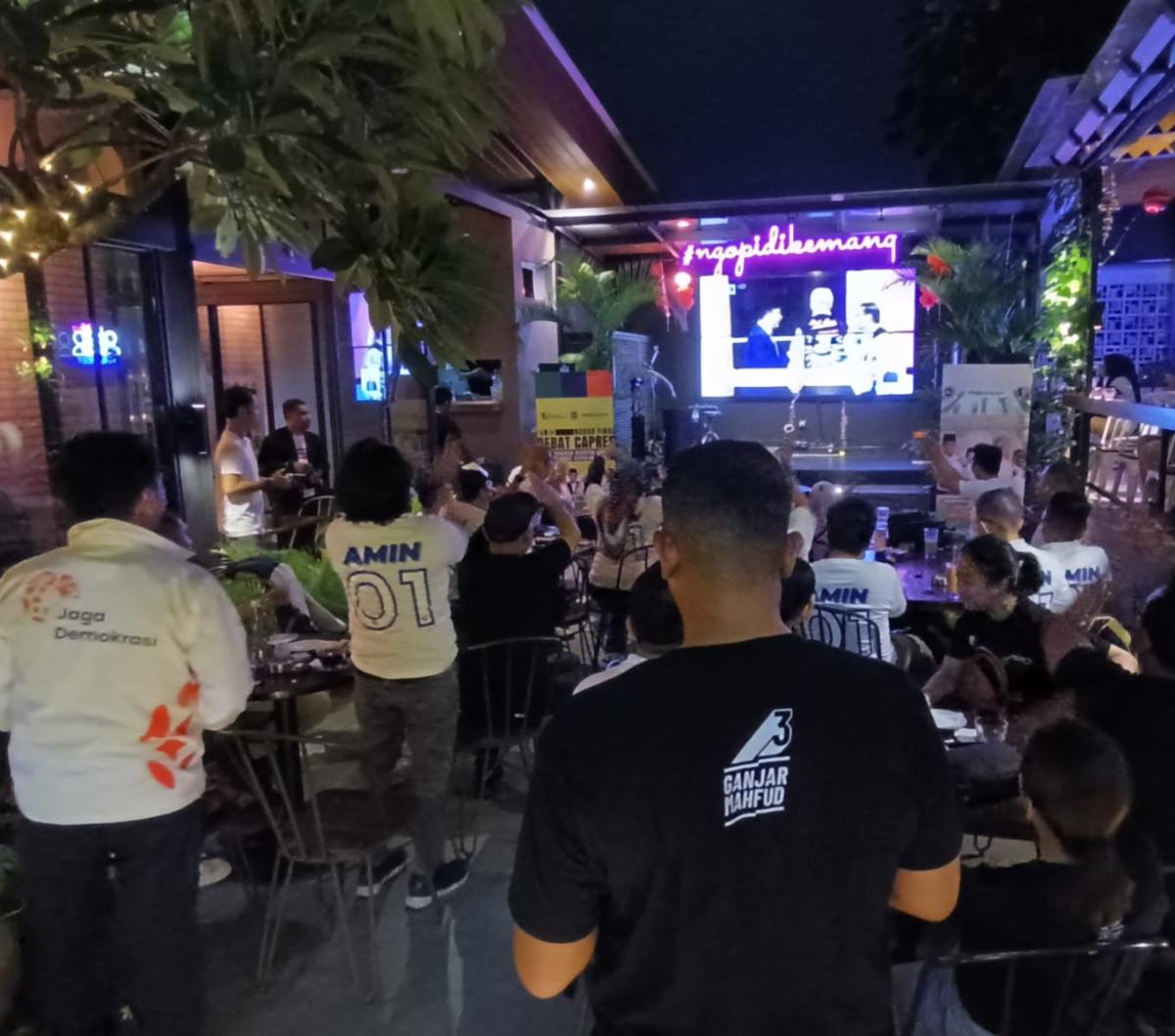 Komisi Pemilihan Umum (KPU) RI menggelar Debat Keima Pemilihan Presiden (Pilpres) 2024 di Jakarta Convention Center (JCC), Jakarta Pusat. Dalam debat pamungkas ini, para pendukung pasangan capres-cawapres Anies Baswedan-Muhaimin Iskandar dan Ganjar Pranow