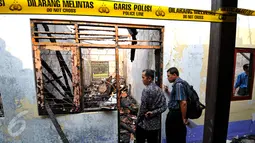 Ketua Komnas HAM Nur Kholis (kiri) meninjau kantor Komnas Perlindungan Anak yang mengalami kebakaran, Jakarta, Senin (29/6/2015). Kedatangan Nur Kholis untuk melakukan investigasi terkait kebakaran tersebut. (Liputan6.com/Yoppy Renato)