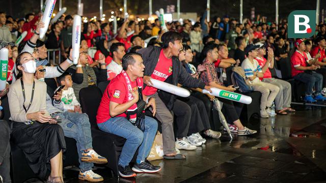 Foto: Ada Kuku Bima, Ribuan Suporter Tak Gentar Hujan saat Meriahkan Nonton Bersama Timnas Indonesia Vs Filipina dalam MALAMNYA BOLA 2024